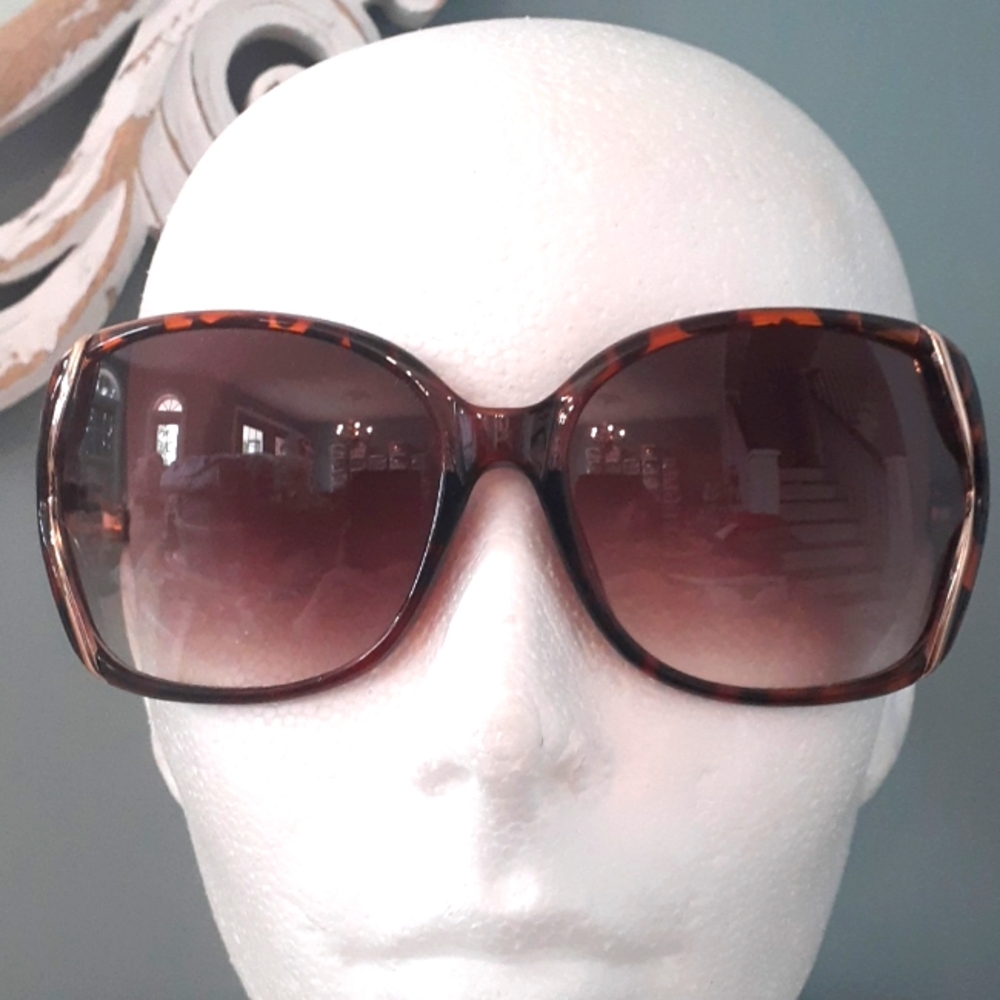 ^ Jessica Simpson Tortoiseshell oversized sunglasses